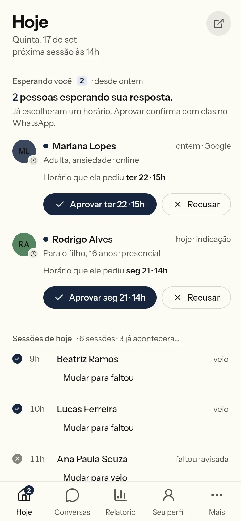 A mesma tela no aplicativo do celular, com os botões Aprovar e Recusar